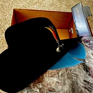 6X Fur Felt
Cattleman Crown
 Silver-Tone Buckle
Brim: 3.5”
Crown: 4 5/8”